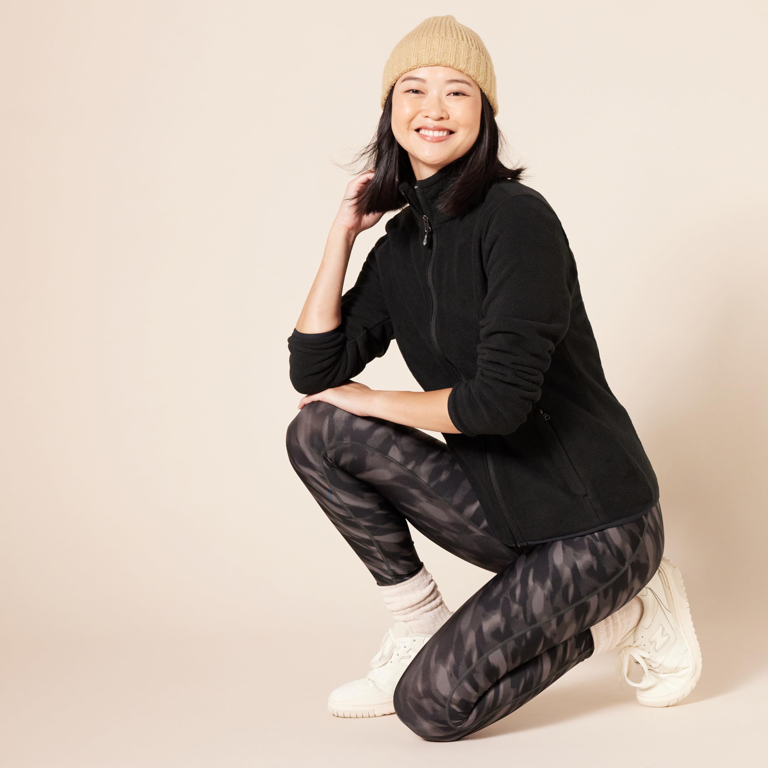 Amazon Essentials Women's Classic-Fit Full-Zip Polar Soft Fleece Jacket (Available in Plus Size), Black, X-Large